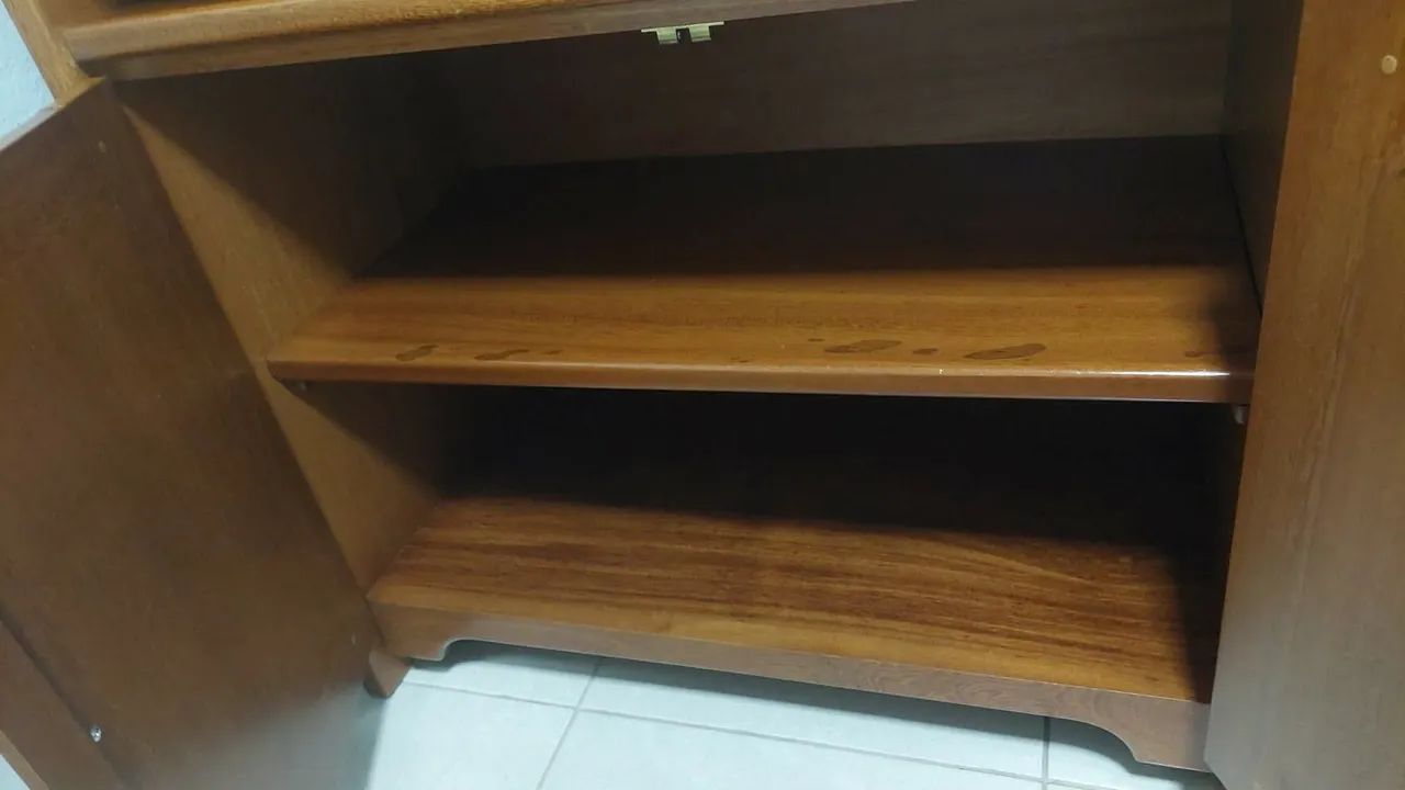 Conjunto em madeira maciça, comoda + criado mudo, super resistente. - Foto 4
