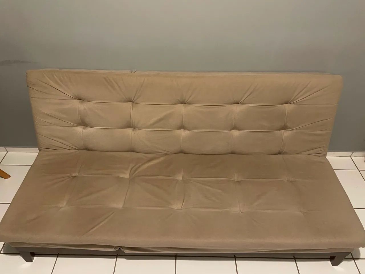 Sofá cama Casal 3 lugares Base e pés de madeira - Suede Bege  - Foto 4