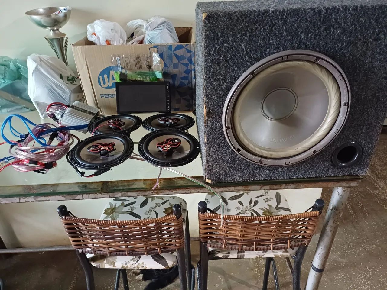 Vendo som automotivo .