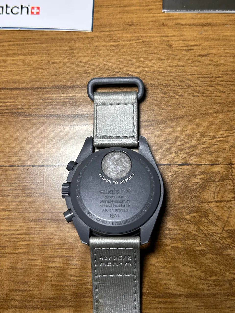 Relógio Omega x Swatch original em estado de novo, usado