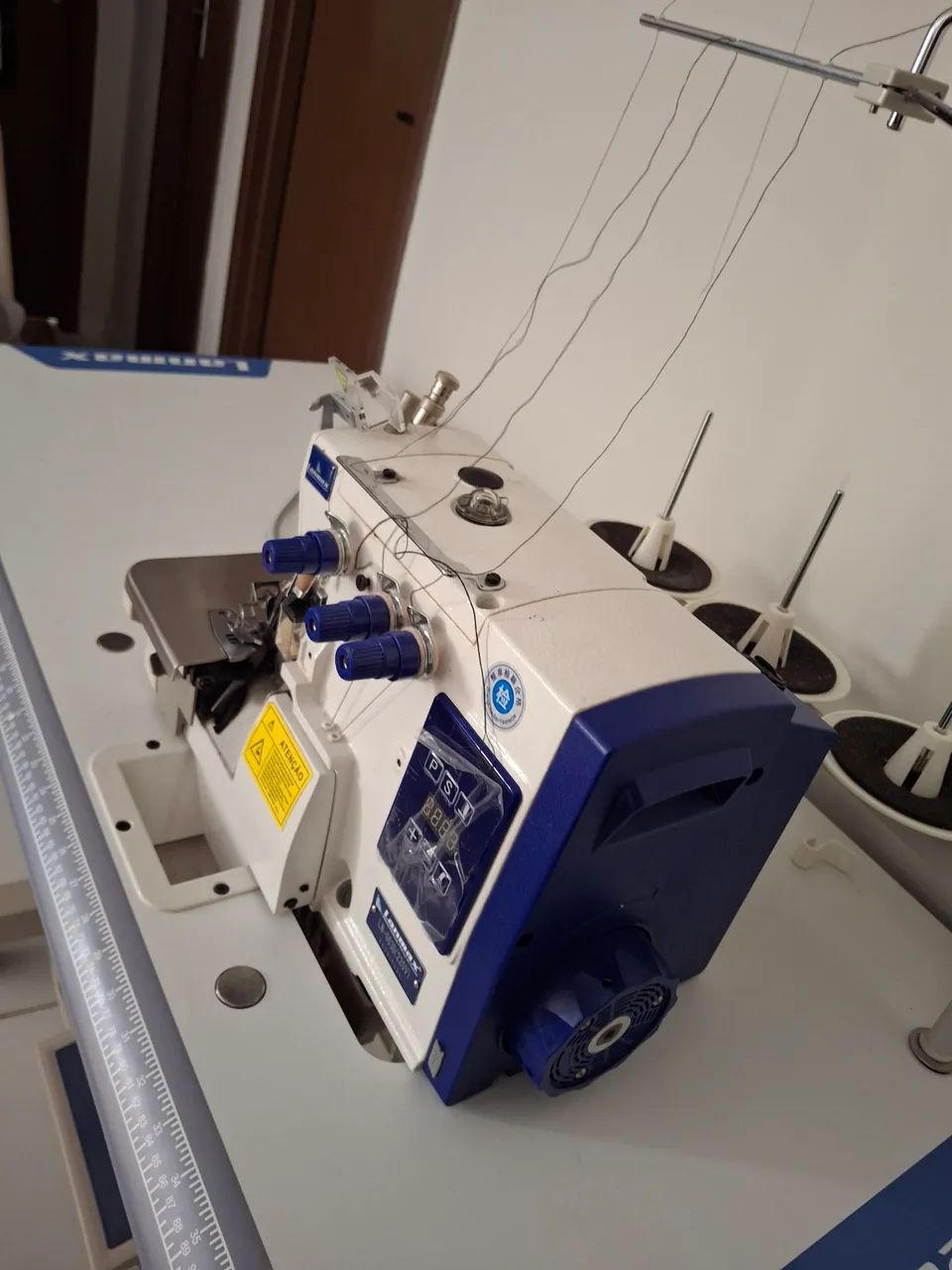 Vendo Máquina de Overlok nova - Foto 3