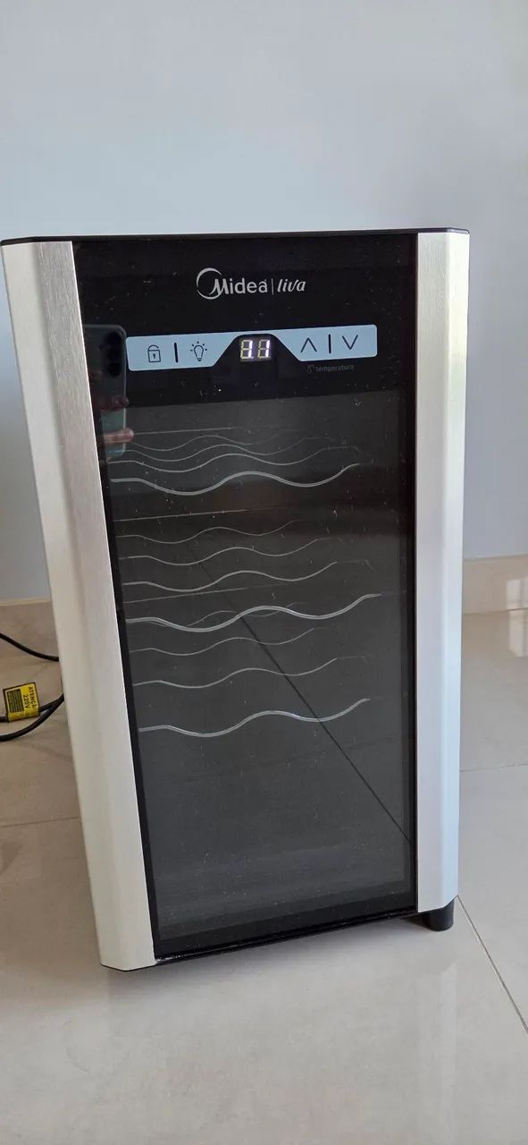 Adega climatizada Midea, 8 garrafas