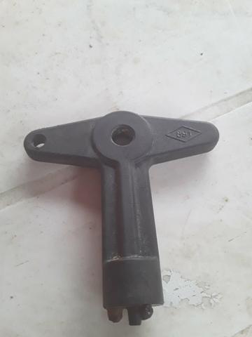 Chave de tirar a tampinha da roda do sandero stepway