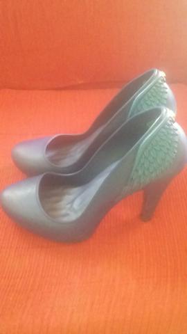 Vendo esses 2 salto Melissa 15 reais cada - Foto 4
