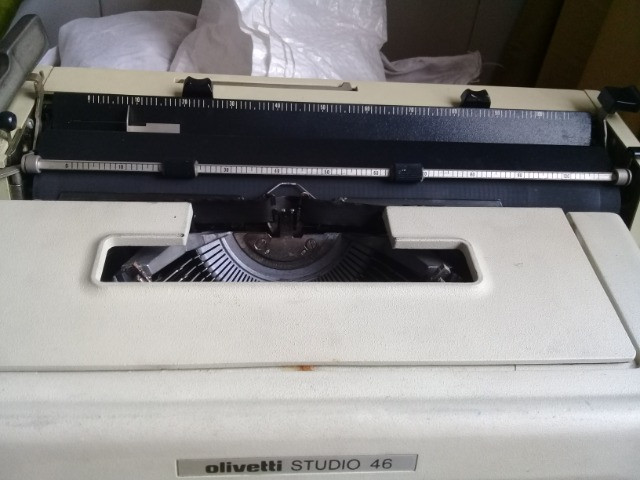 Máquina de escrever da década de 80 - funcionando - Foto 5