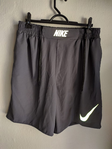short nike refletivo