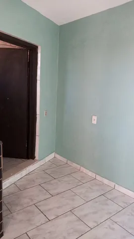 Um quarto, cozinha, banheiro e lavanderia.