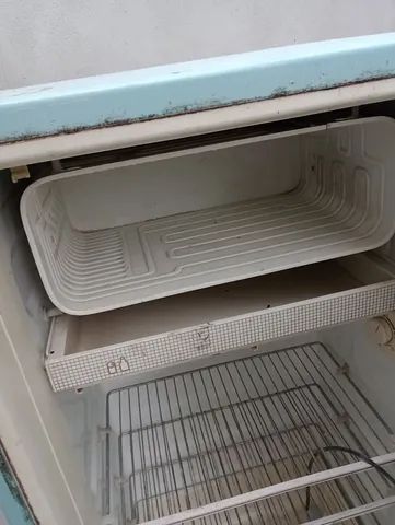 Vendo uma geladeira antiga 