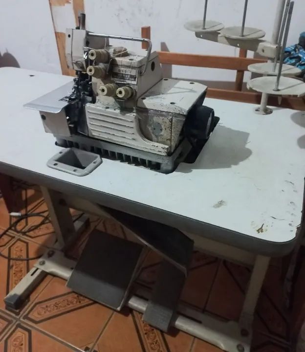 Máquina de overloque 