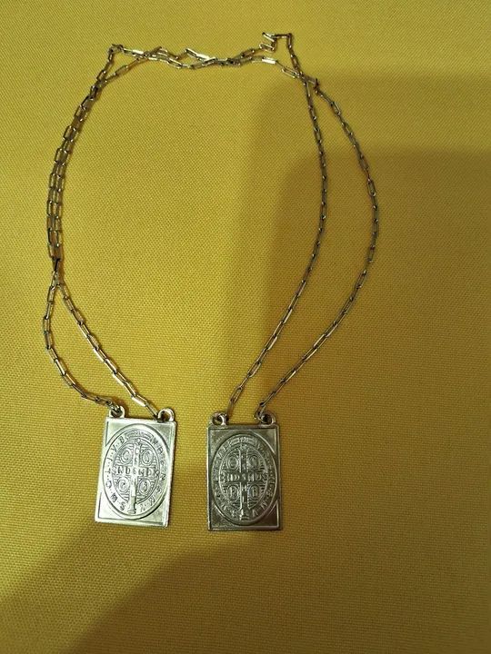Escapulario com medalha de São Bento banhado a ouro 