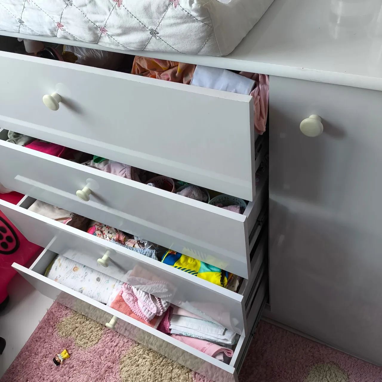 Cômoda infantil branca com 4 gavetas e 1 porta - Foto 3