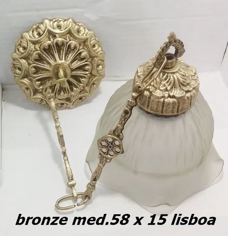 um lustre pendente em bronze - Foto 5