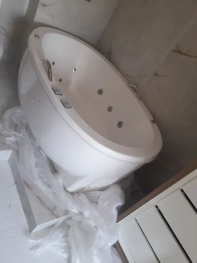 BANHEIRA OFURO COM HIDROMASSAGEM E ACIONADOR 