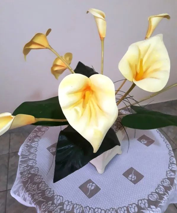 Arranjo de Vaso em Plástico Trabalhado com Flor Artificial danificada - Foto 3