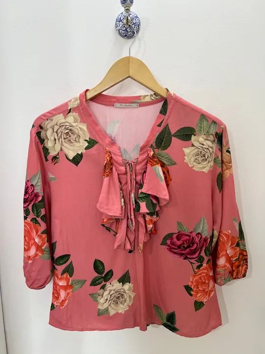 Blusa feminina floral com babado - Foto 2