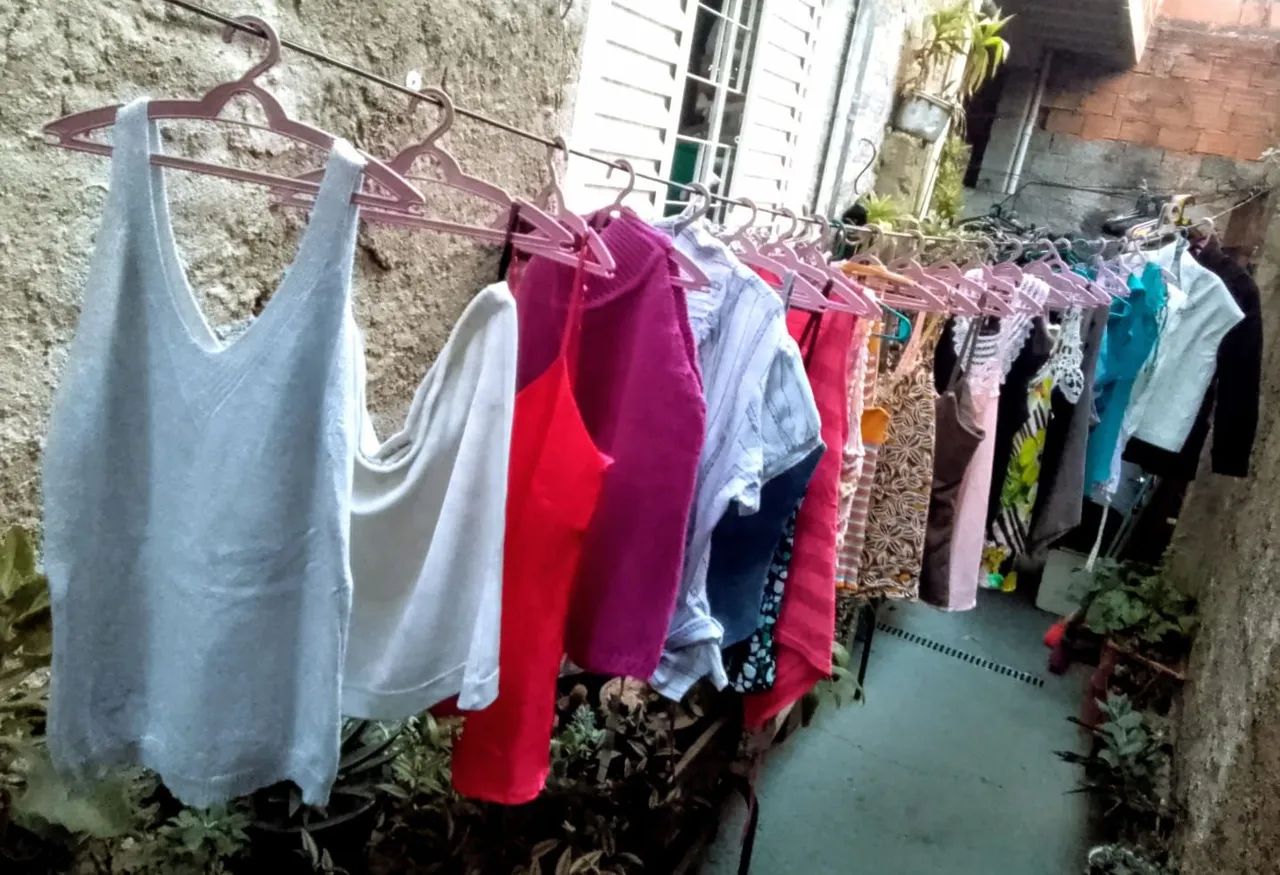 LOTE 20 PEÇAS FEM. TAM.P (BLUSINHAS/ CAMISETAS) DIVERSAS ler descrição... - Foto 5