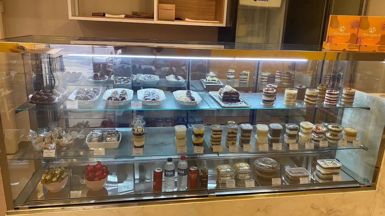 Vitrine refrigerada / tortas e doces/  fabricação sob medida  - Foto 2