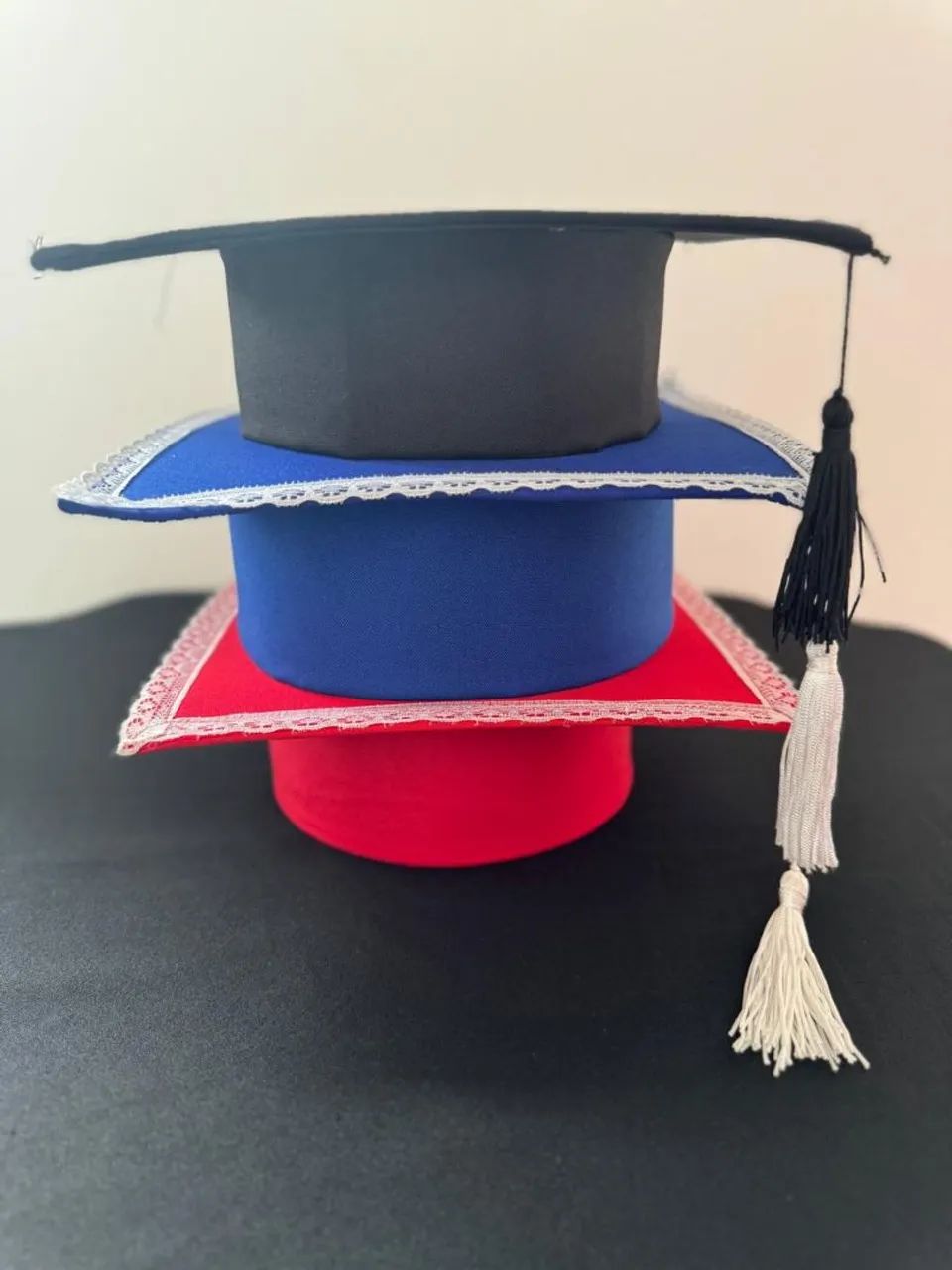 Capelos de formatura  novos 