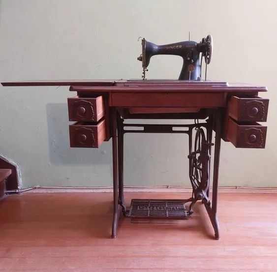 Antiga Máquina de Costura Singer com Gabinete