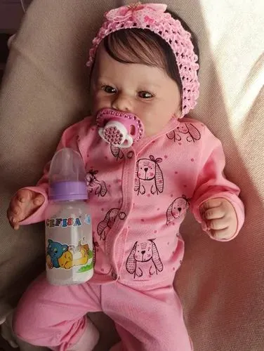 Boneca Bebê Reborn com acessórios. Super realista para se divertir e fazer brincadeiras.