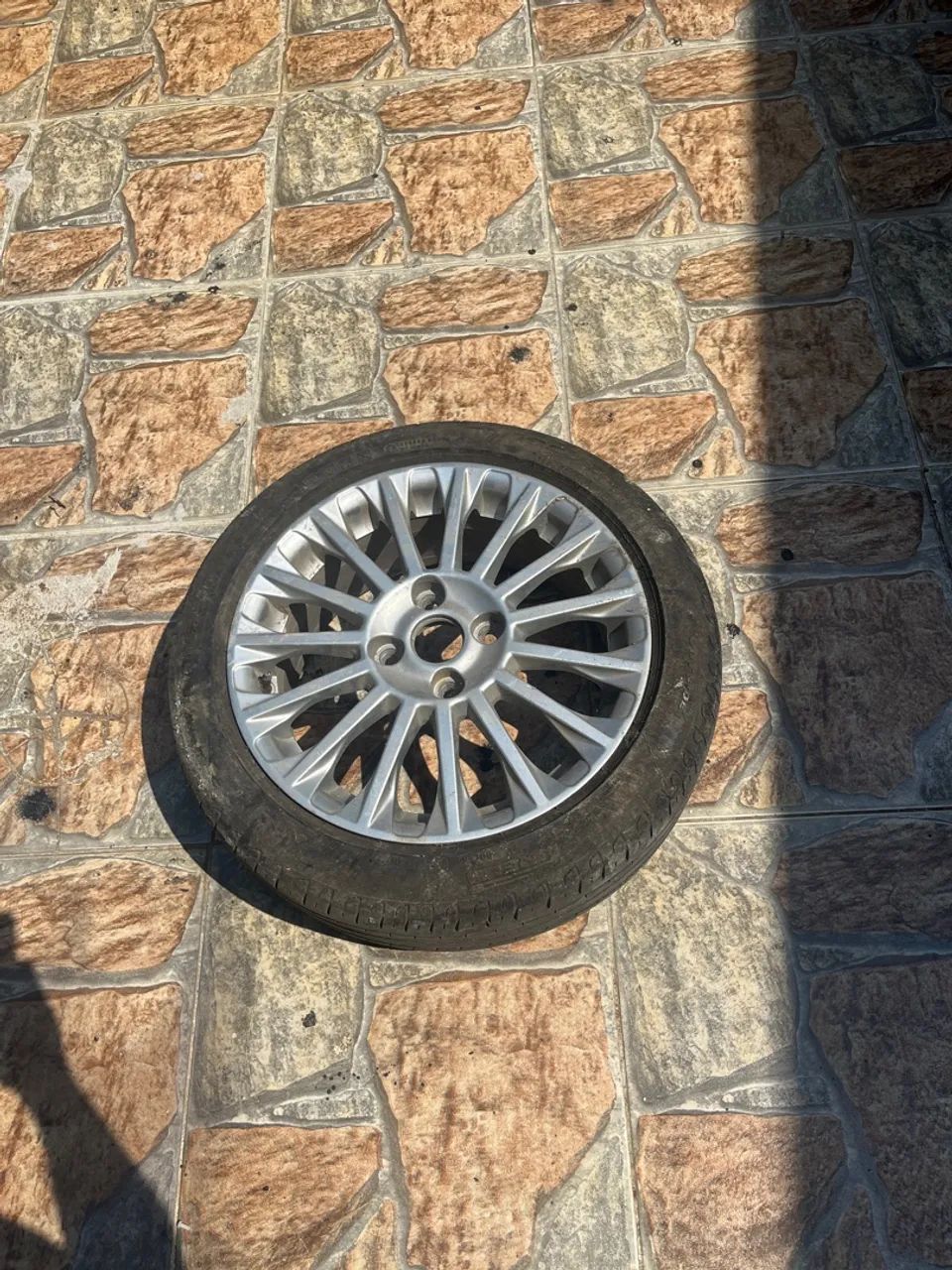 Roda aro 16 original Ford festa titanium com pneu meia vida  - Foto 2