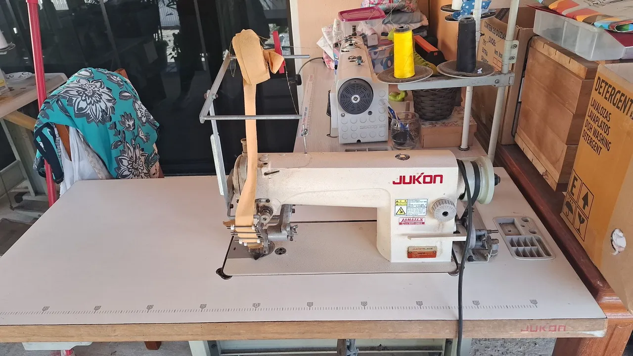 Máquina de costura JUKON