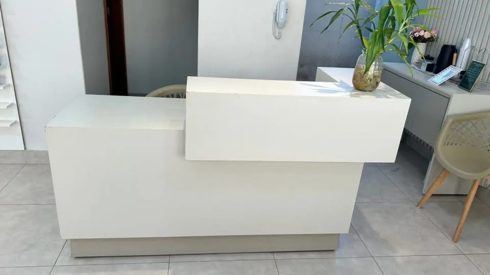 Balcão de Recepção Branco Moderno