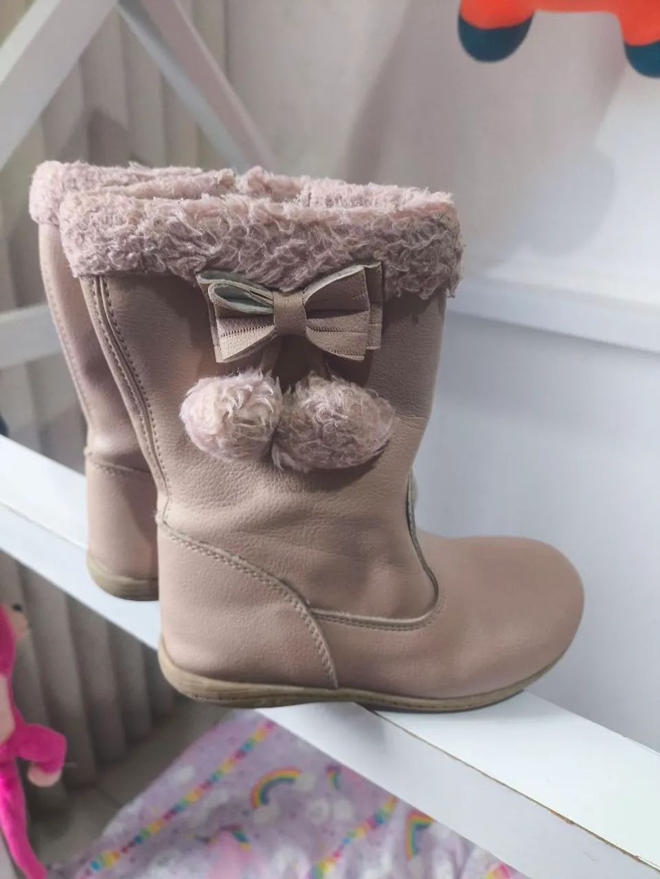 Botas infantis rosa com detalhes charmosos