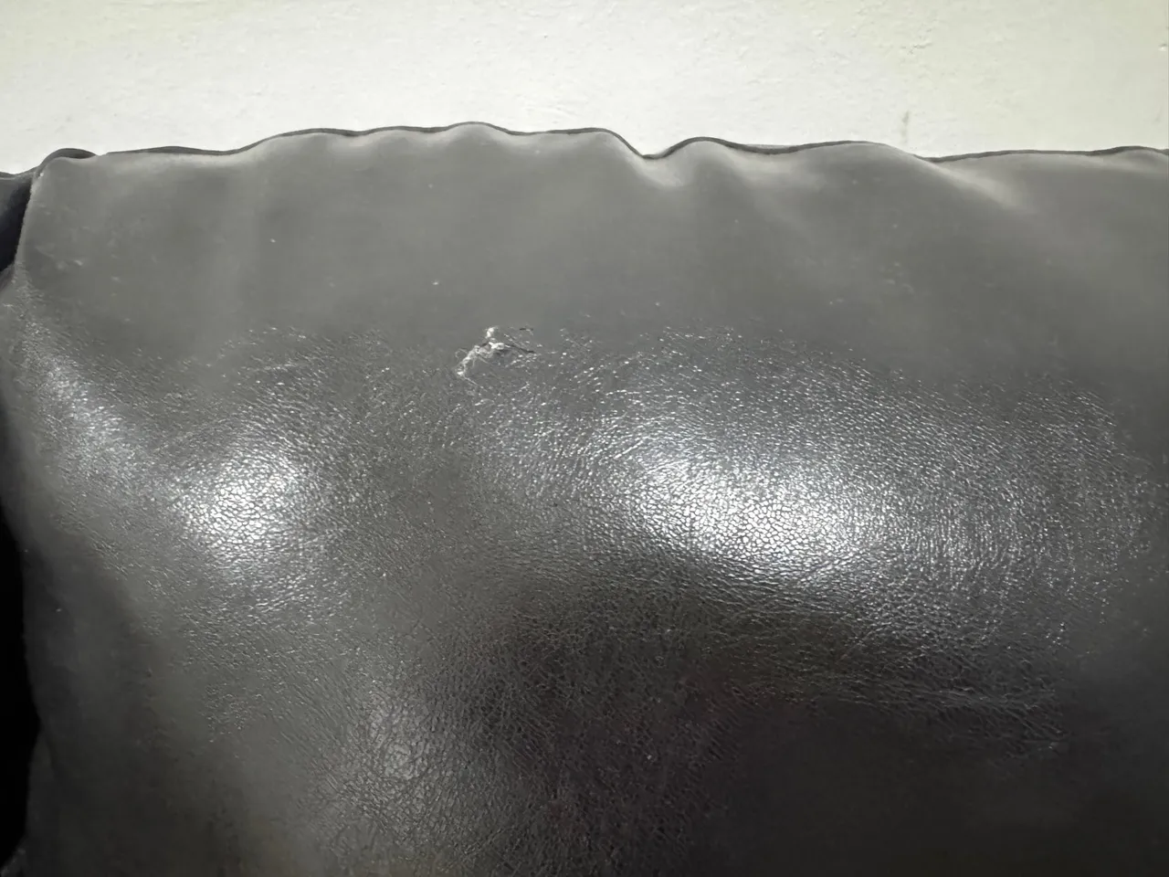 Sofá de couro preto com detalhes