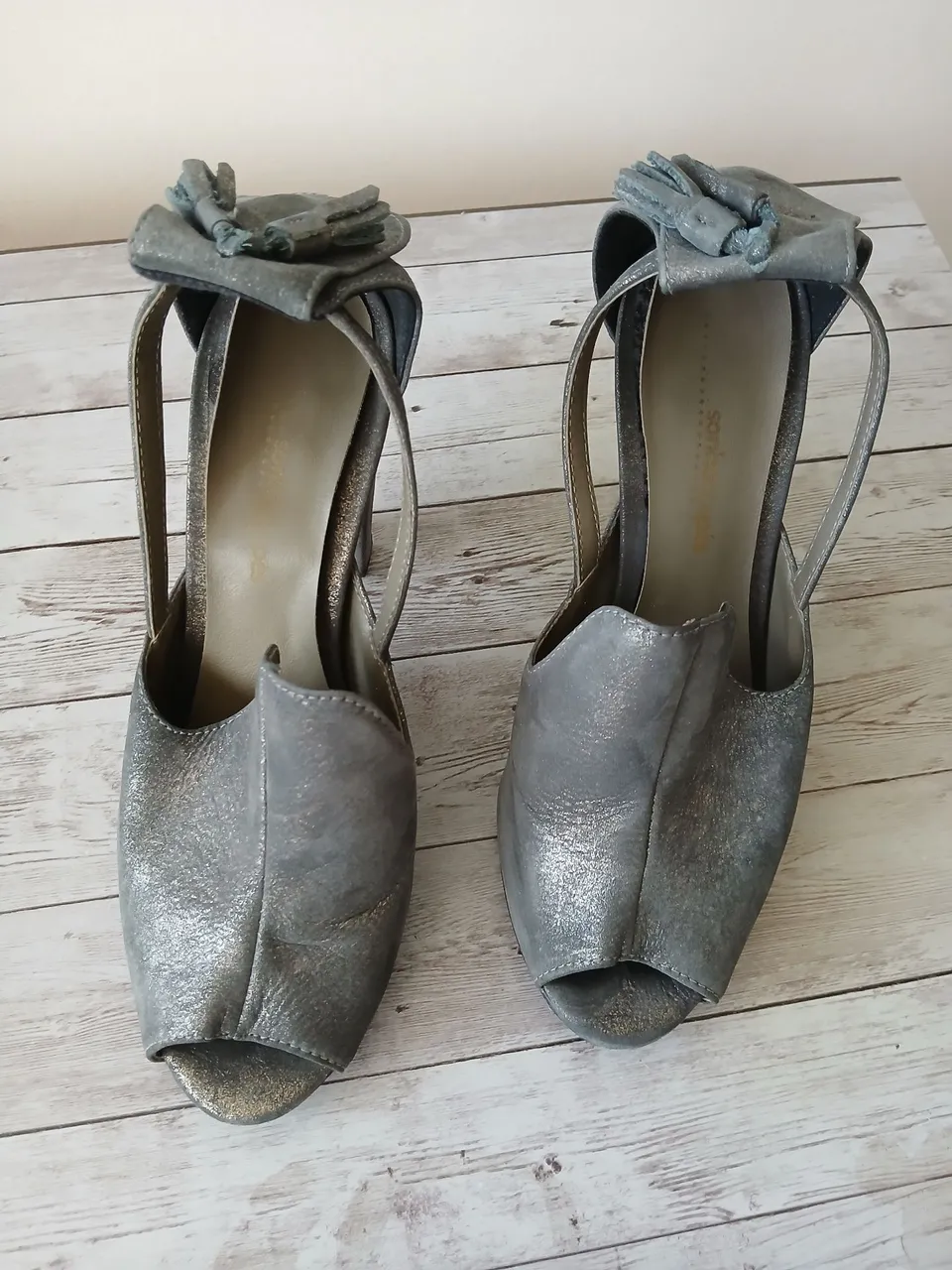 Sandálias Femininas Prateadas com Detalhes