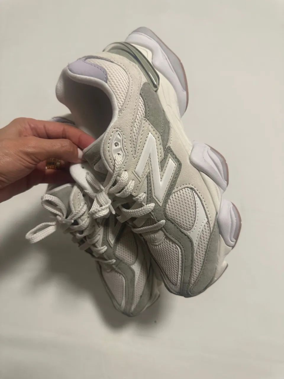 Tênis New Balance 9060 - Bege e verde claro - Foto 5