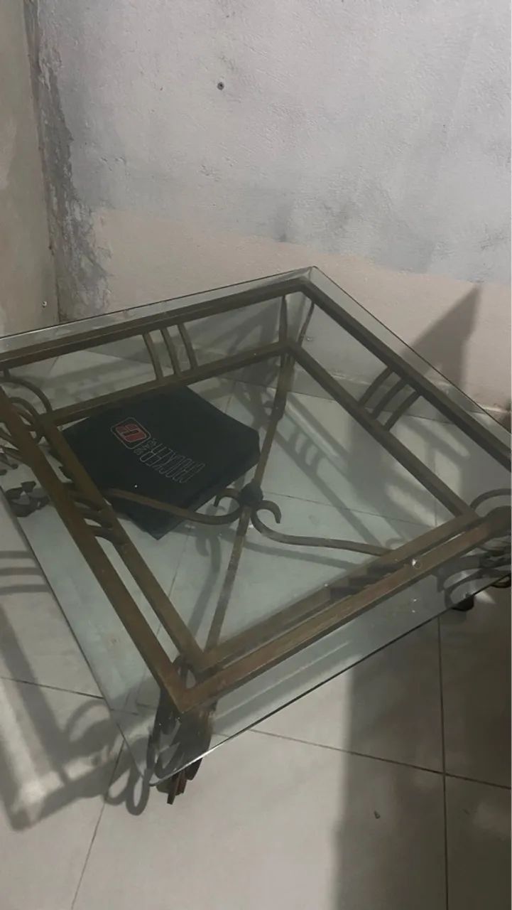Mesa de centro em vidro e metal
