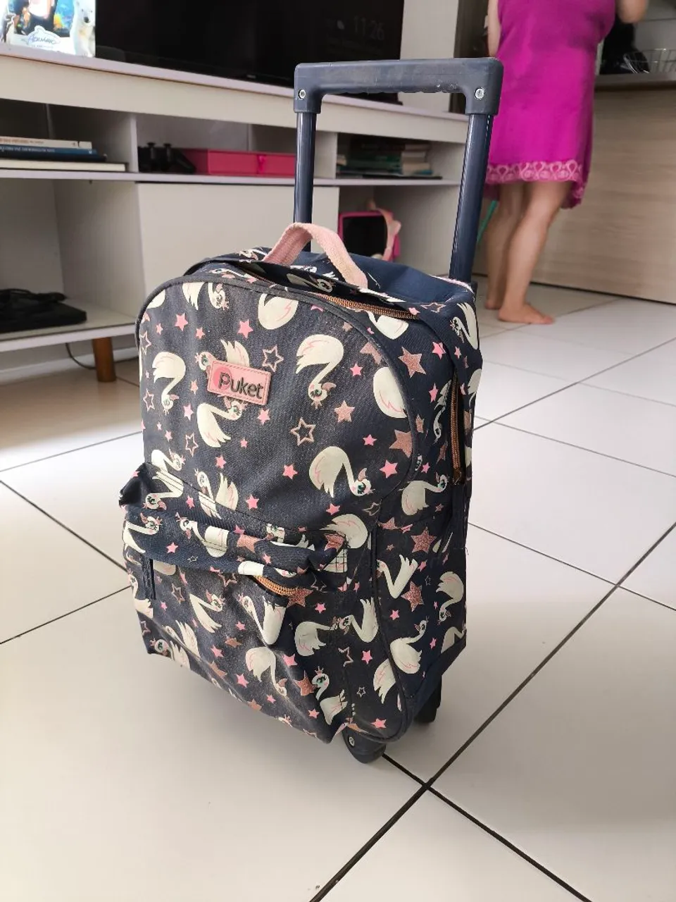 Mochila de rodinhas com estampa de cisne