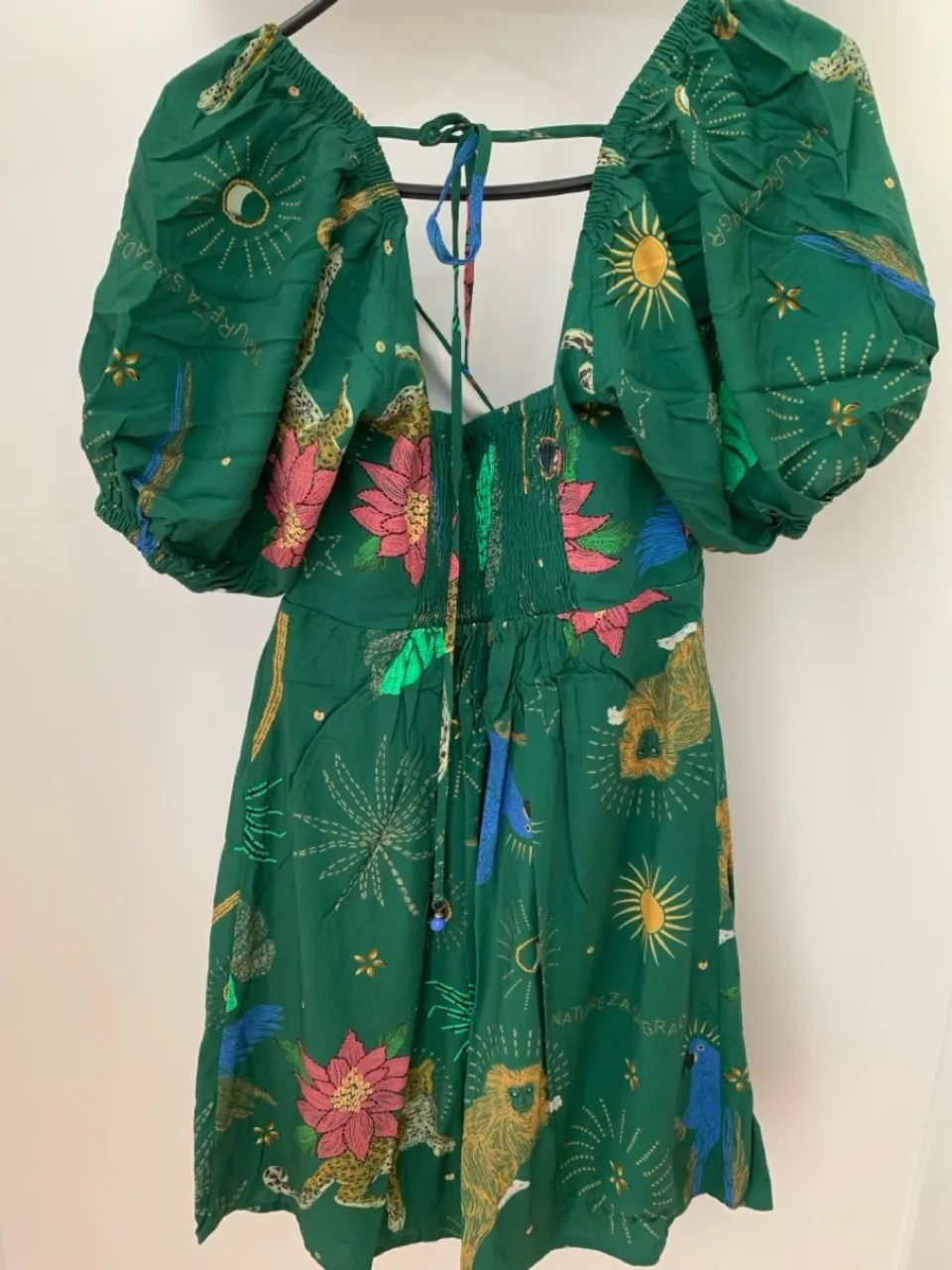 Vestido estampado verde com mangas bufantes