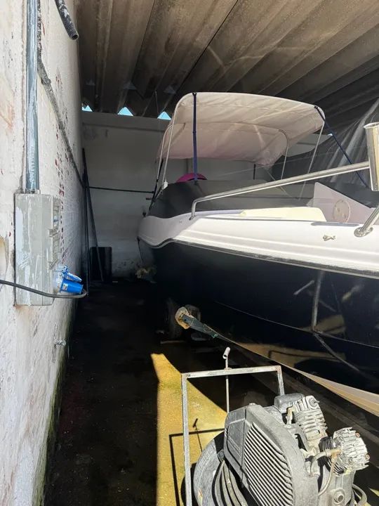 Lancha em ótimo estado 21 pés 8 tripulantes tudo novinho, sem detalhes.