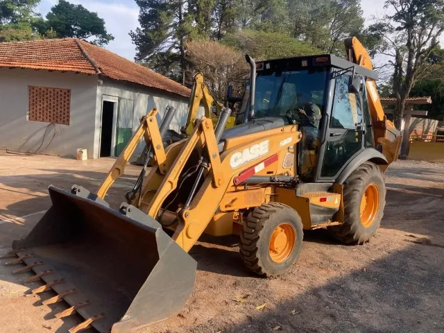 Retroescavadeira CASE 580N ano 2012