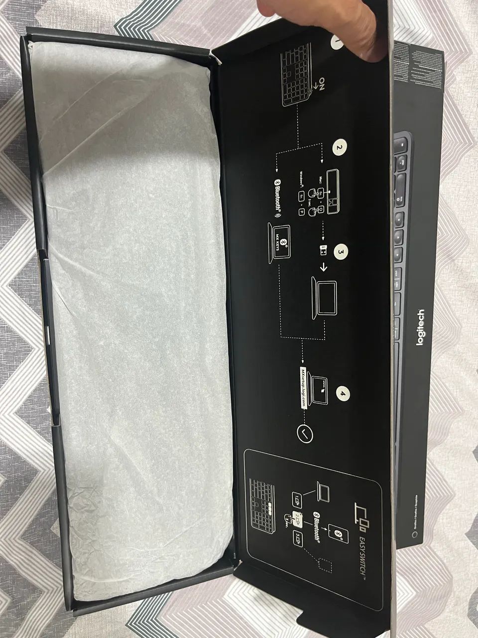 Teclado Sem fio Logitech Signature Slim K950 Grafite - Foto 4