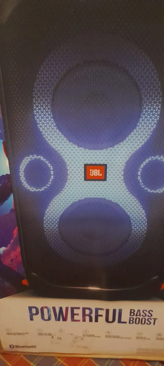 Caixa de Som JBL com Bass Boost