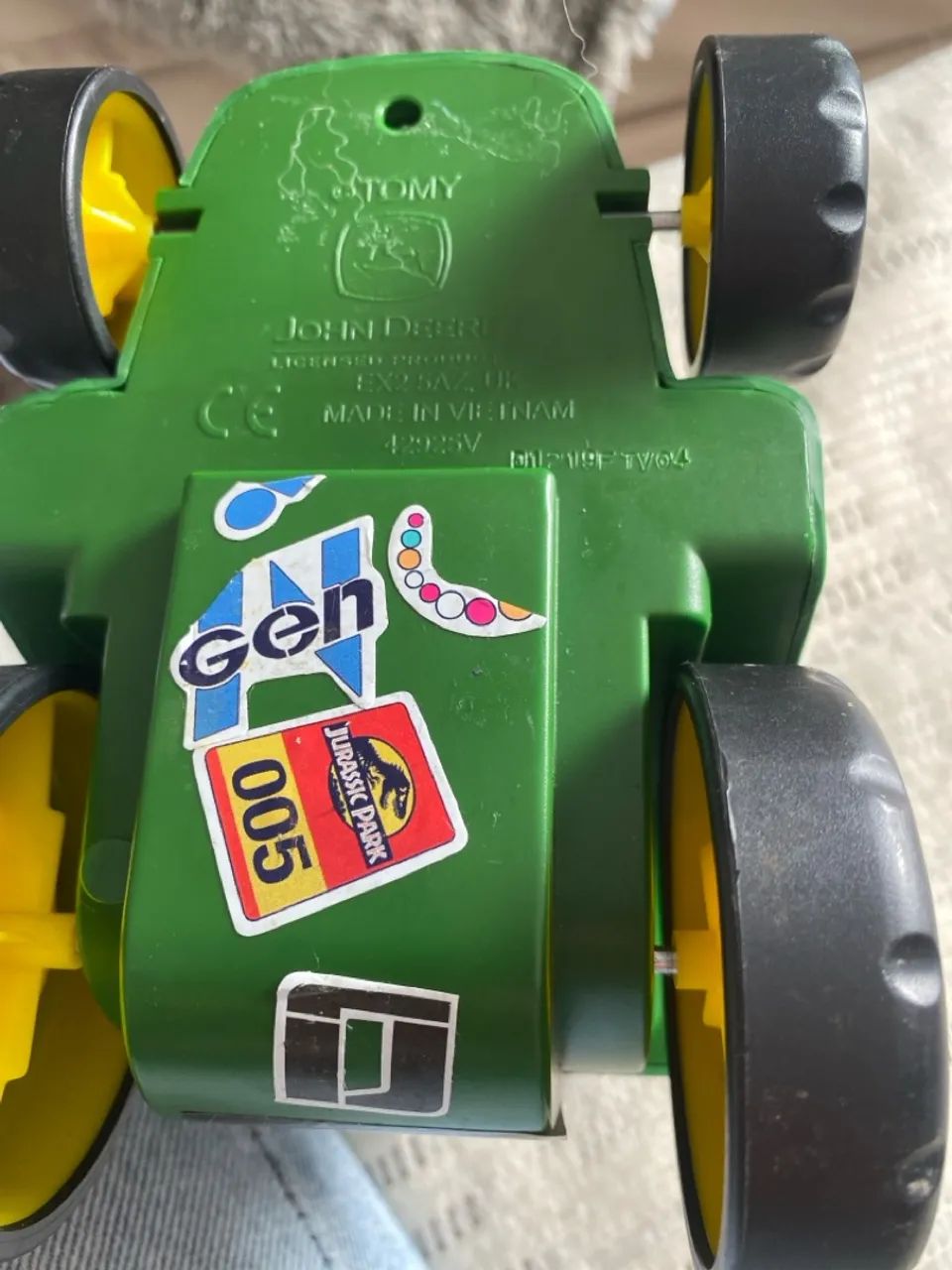 Trator de brinquedo verde john Deere - Foto 2