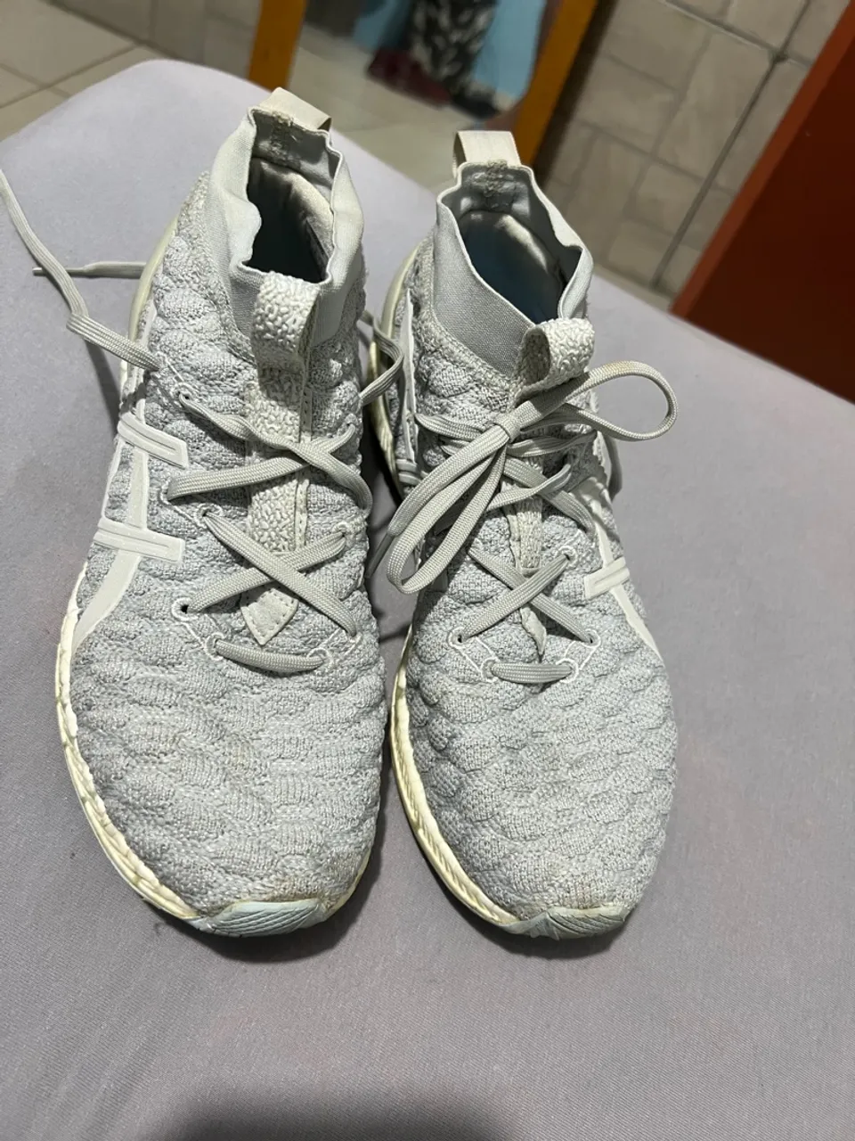 Tênis Asics Cinza - Conforto e Estilo