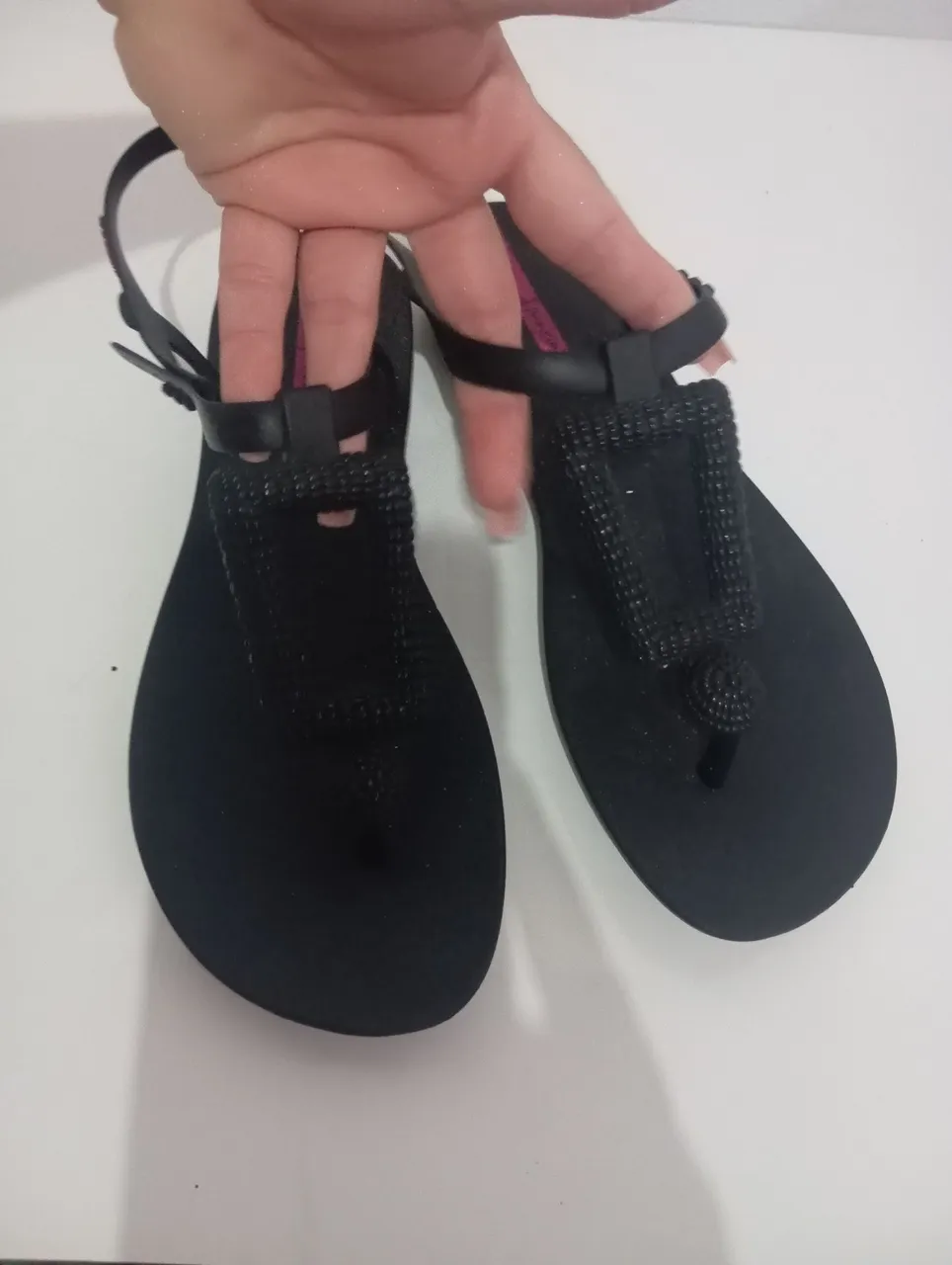 Sandália rasteirinha preta com detalhes