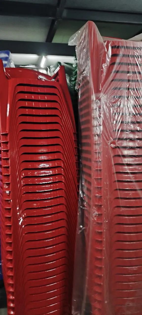 Poltrona plástica cor vermelha! Material de altíssima qualidade 