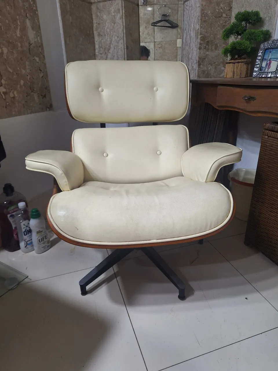 Cadeira Charles Eames - Design Clássico Madeira com Couro