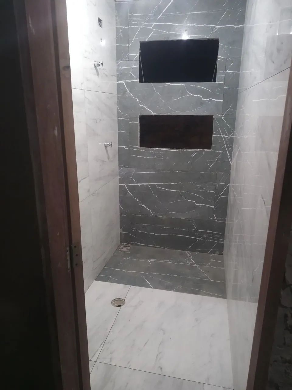 Pisos e azulejos cerâmicos e porcelanatos 