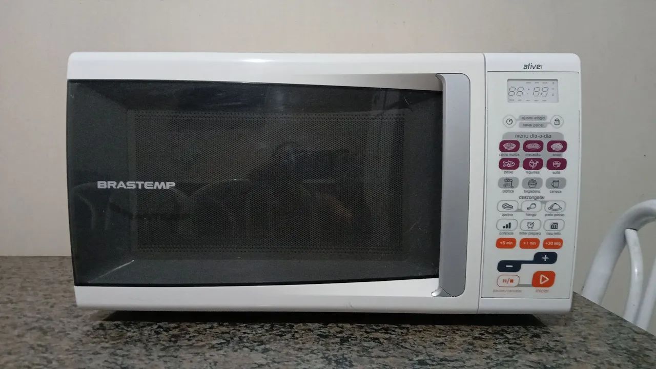Vendo micro-ondas 30litros brastemp, 250,00 reais, em ótimo estado, garantia de 3 meses.