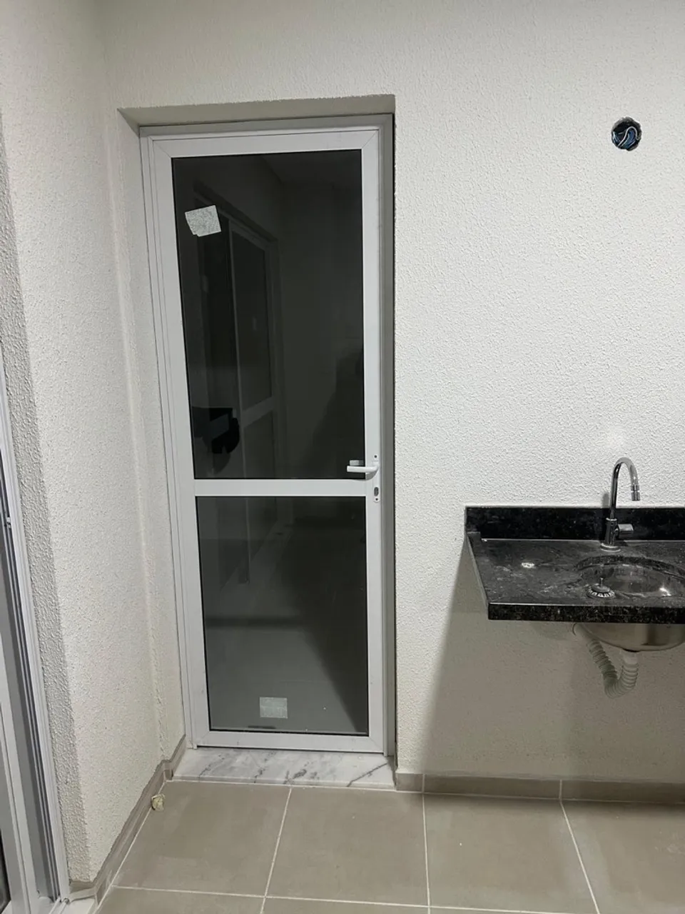 Vendo porta de giro de vidro em esquadria de alumínio 2,10 x 0,70