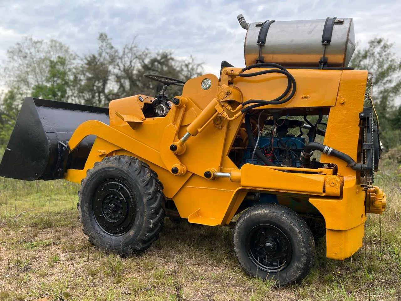 Mini Pá Carregadeira Hough H25 - Foto 6