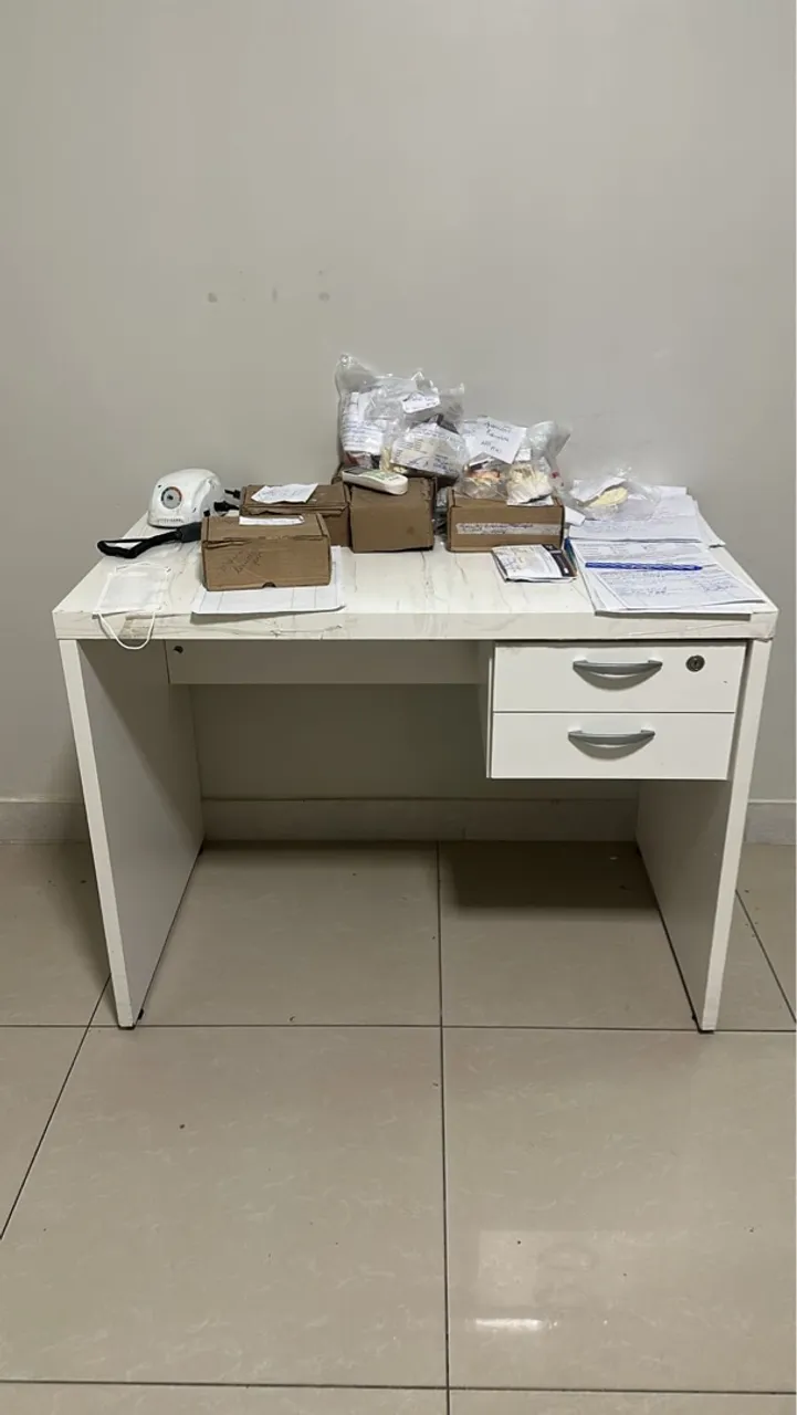 Mesa de escritório branca com gavetas