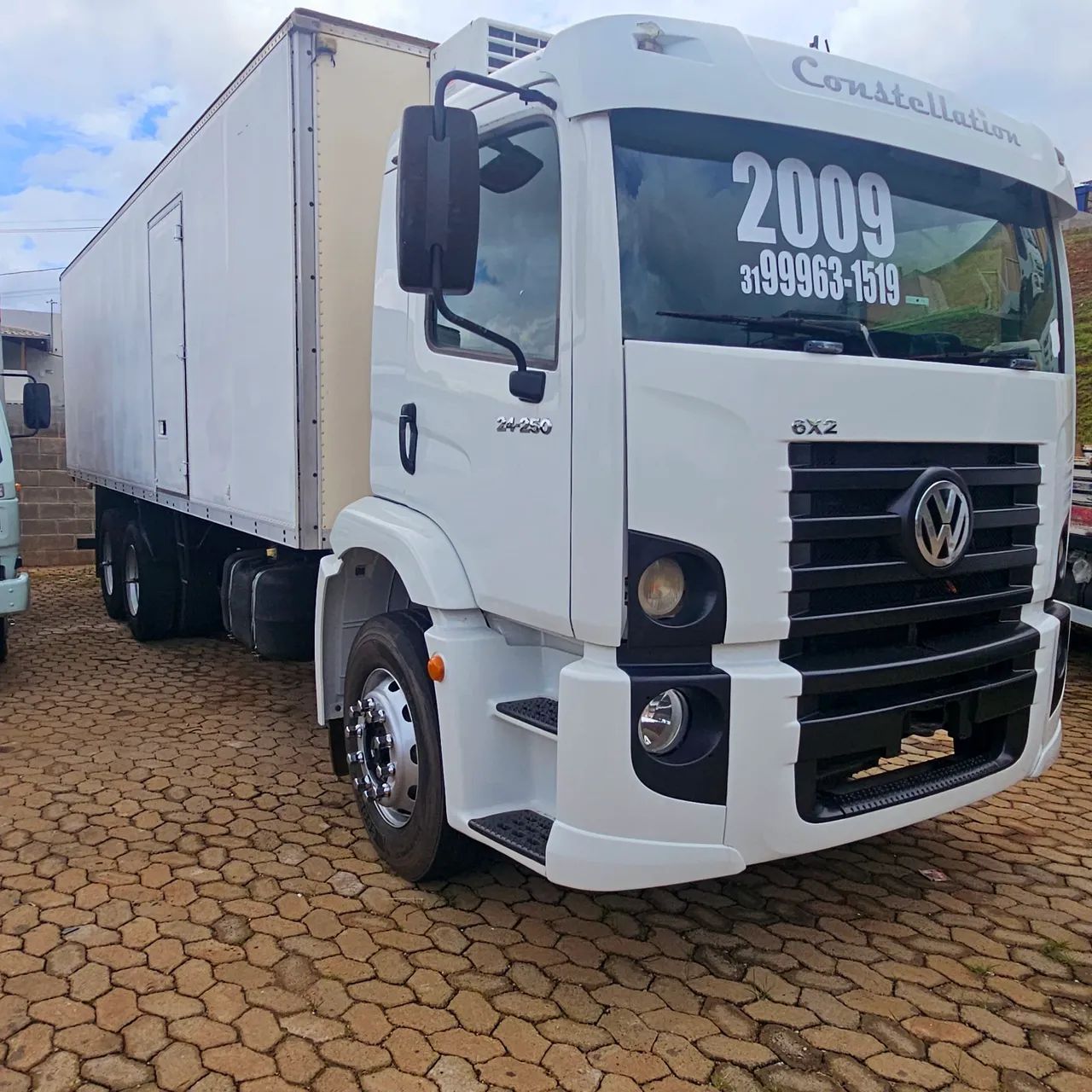 Caminhão 24.250  (2009) com baú de  refrigerado 