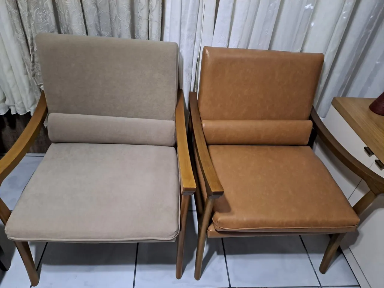 2 Poltronas de design retrô com madeira maciça
